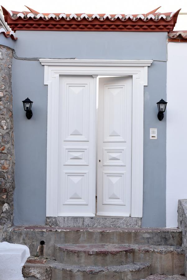 Hydra's Pearl - White Pearl * Hydra (Saronic Islands)